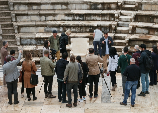 İzmir'de bulunan "Grifonlu Soylu Koltuğu"nun replikası özgün yerine konuldu